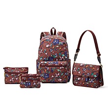 左から【コスメティック クラッチ】【3ジップ コスメティック】【カーソン バックパック】【アコーディオン クロスボディ】